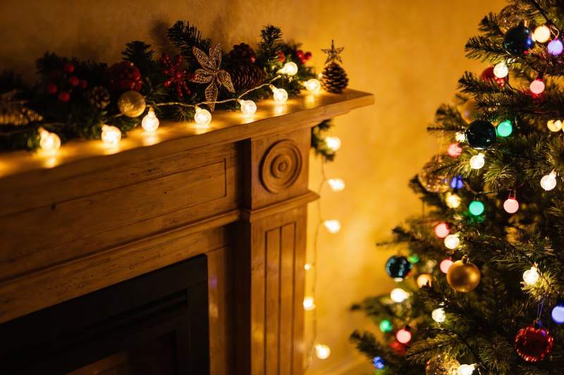 圣诞树与壁炉的温馨节日装饰图片