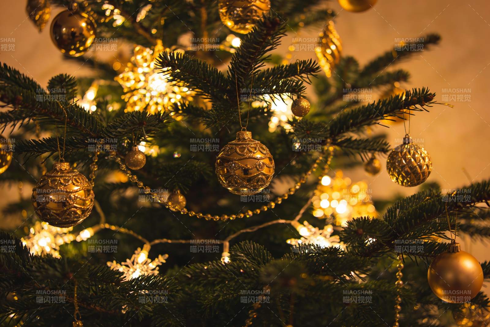 圣诞树装饰特写节日氛围浓厚图片