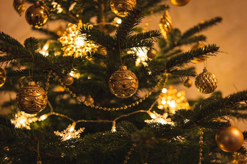 圣诞树装饰特写节日氛围浓厚图片