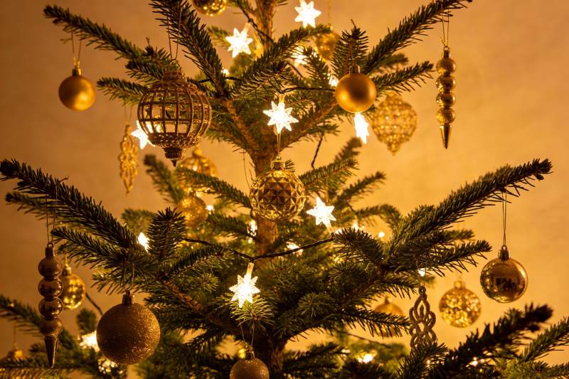 圣诞树装饰特写图片