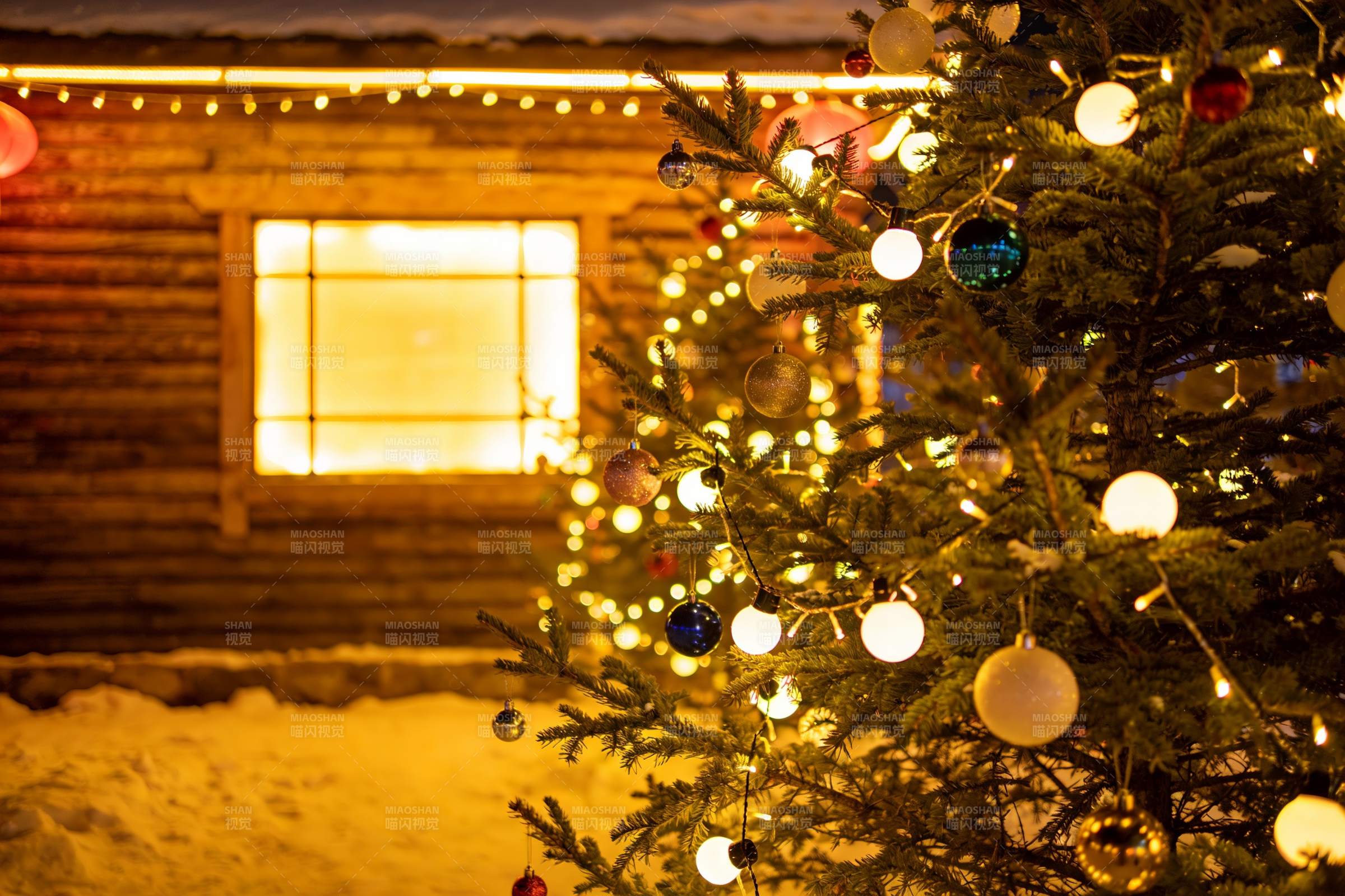 雪夜木屋前的圣诞树图片