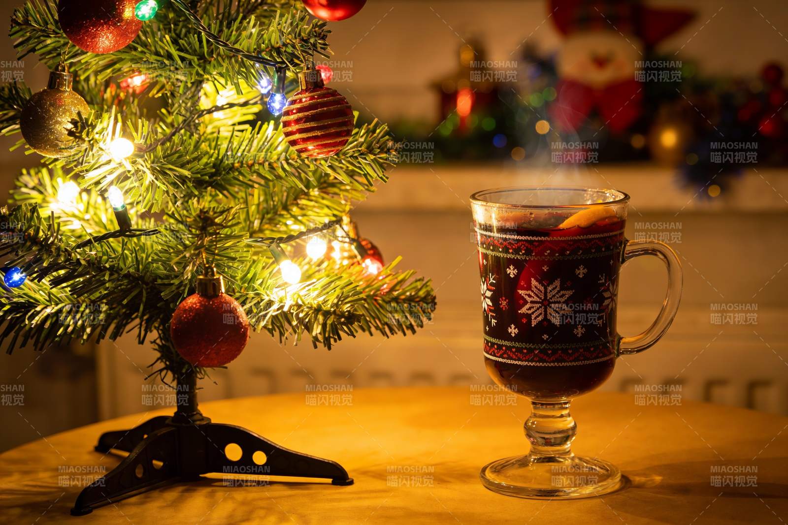 圣诞树旁热饮温暖节日氛围图片