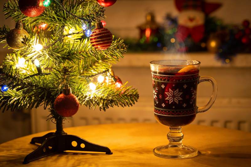 圣诞树旁热饮温暖节日氛围图片