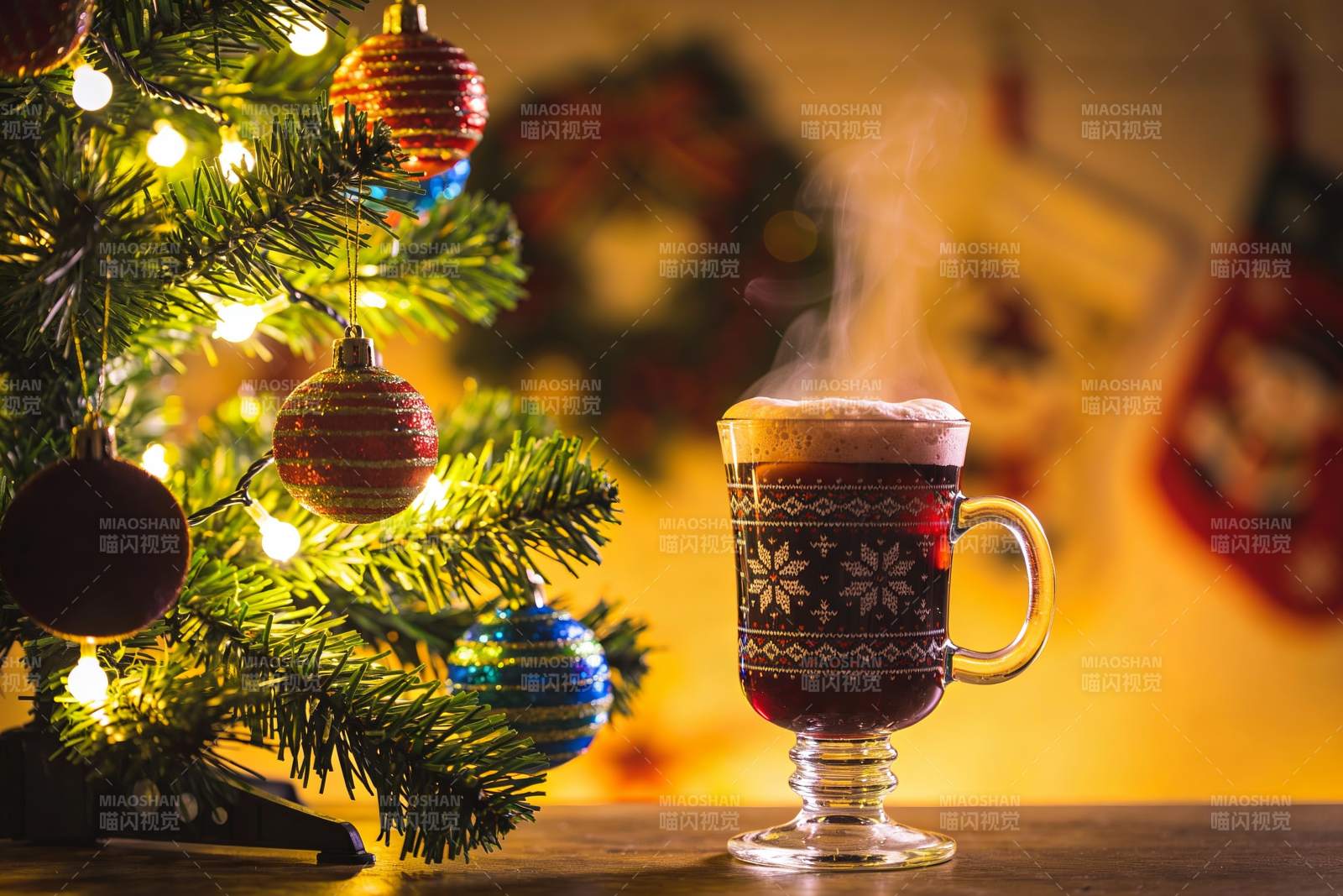圣诞树旁热饮升腾图片