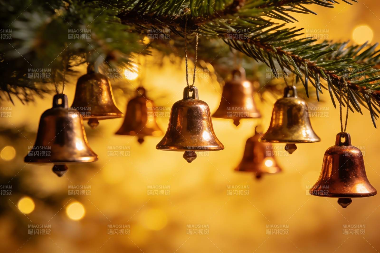 圣诞树铃铛装饰特写图片