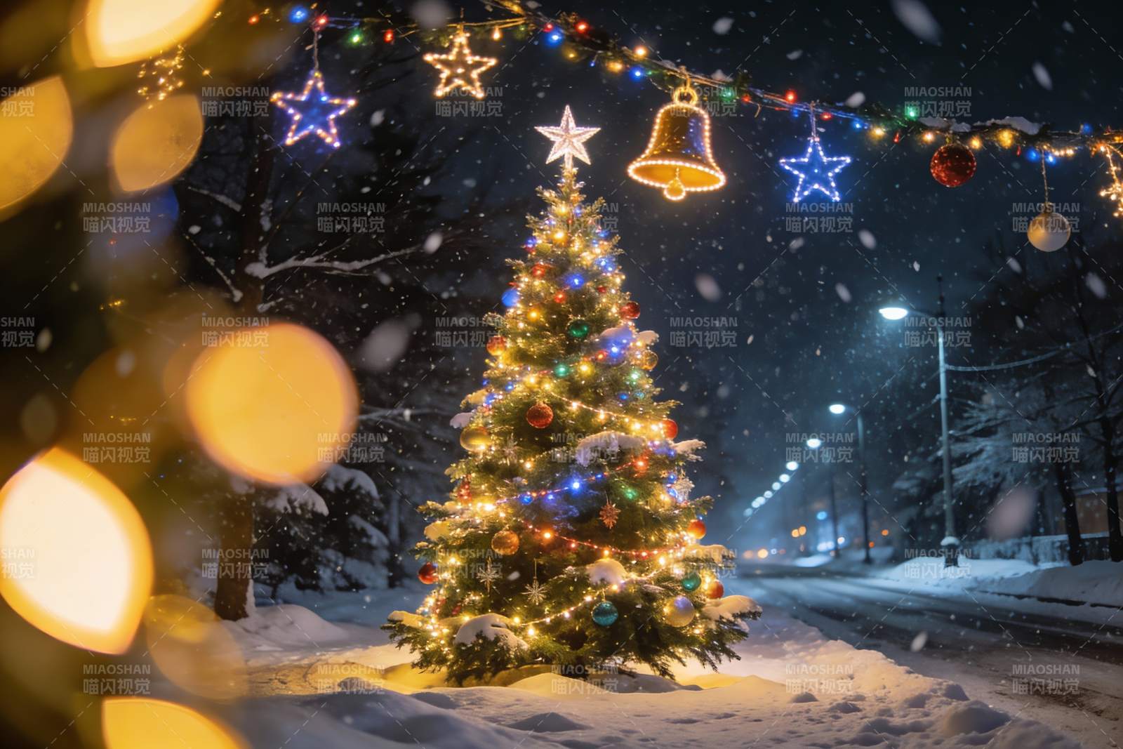 雪夜圣诞树灯光闪烁图片