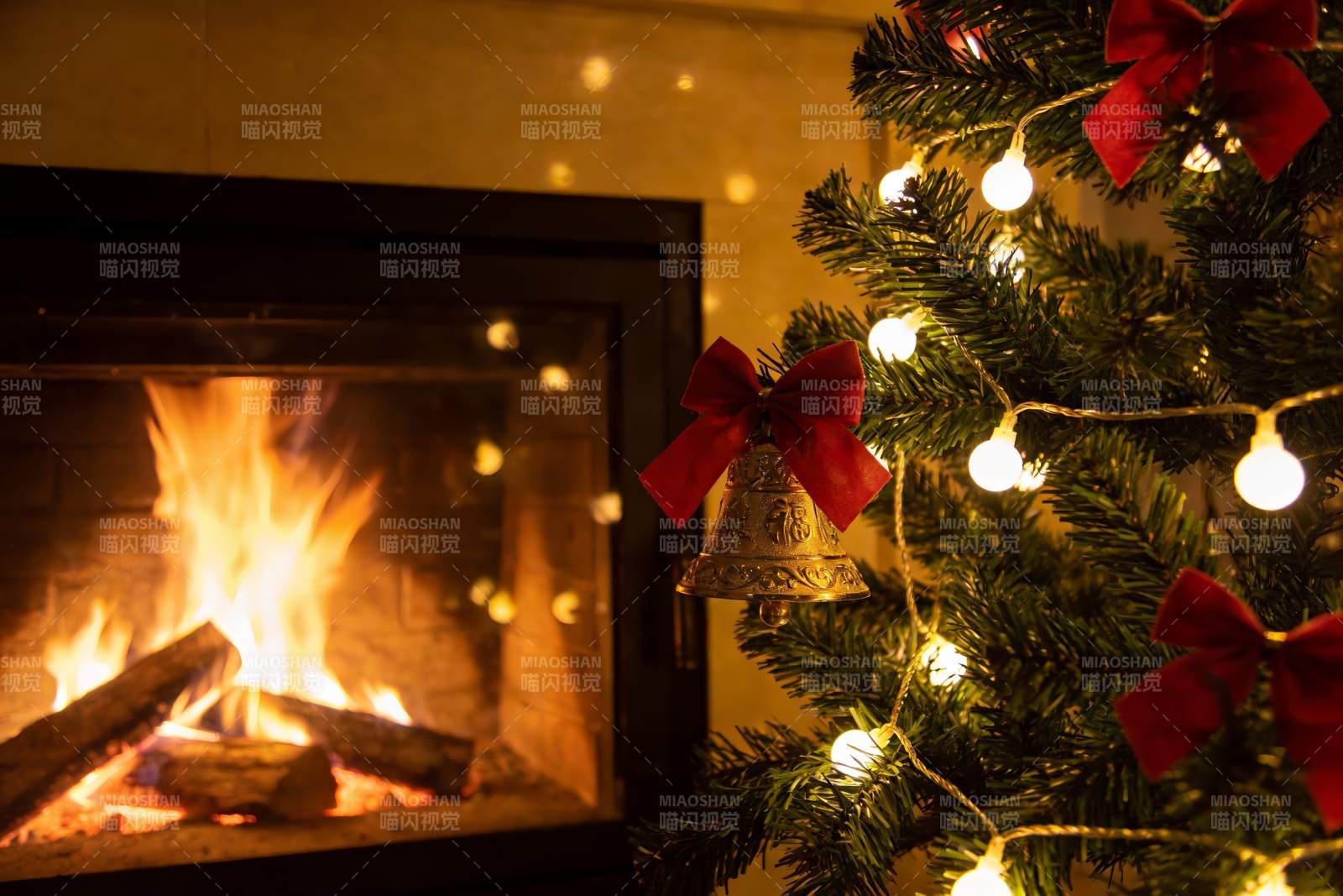 圣诞树旁壁炉火焰温暖图片