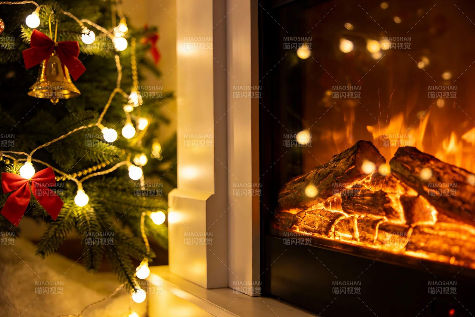 圣诞树旁的壁炉温暖场景图片