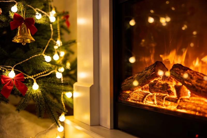 圣诞树旁的壁炉温暖场景图片