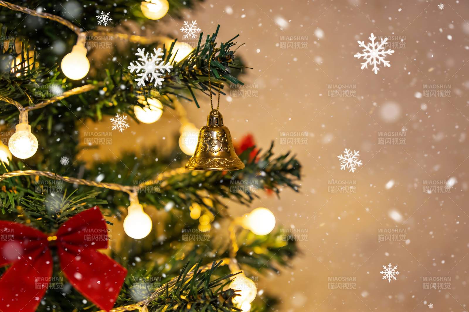 圣诞树挂铃铛雪花飘图片