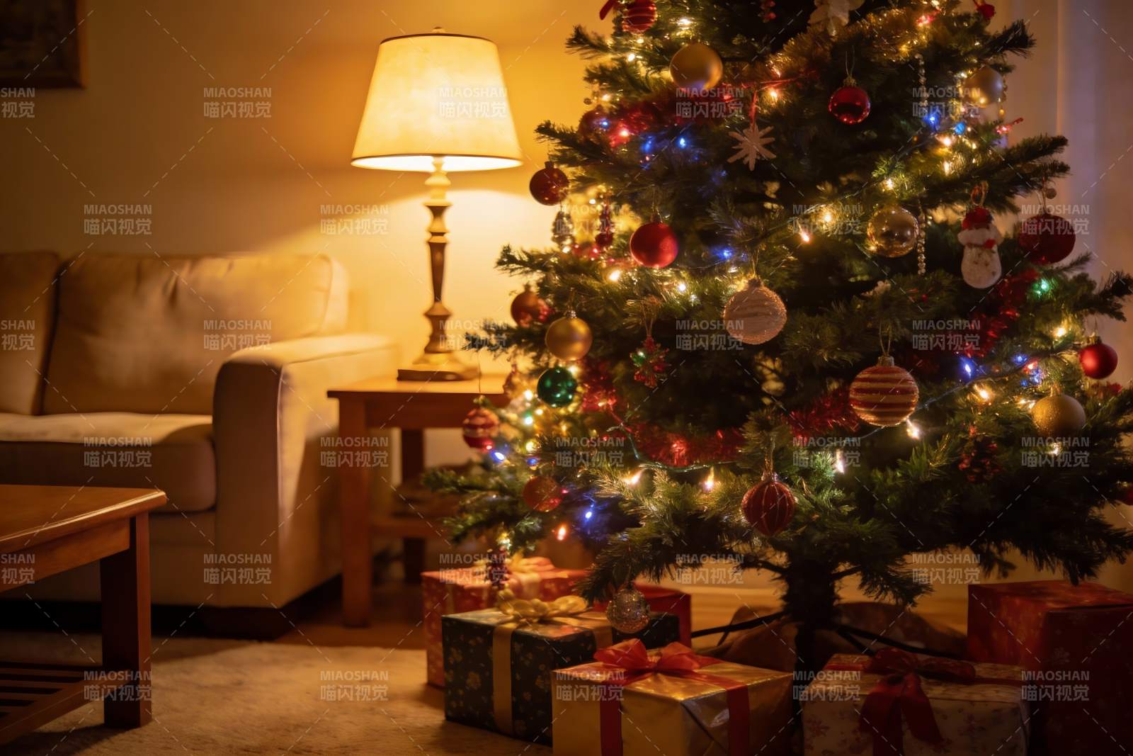 温馨圣诞树与礼物摆设图片