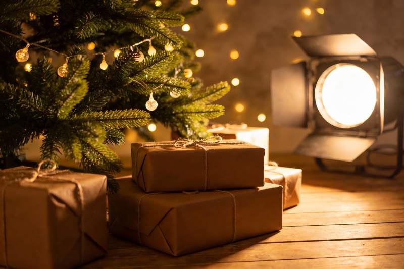 圣诞树下包裹灯光温馨图片