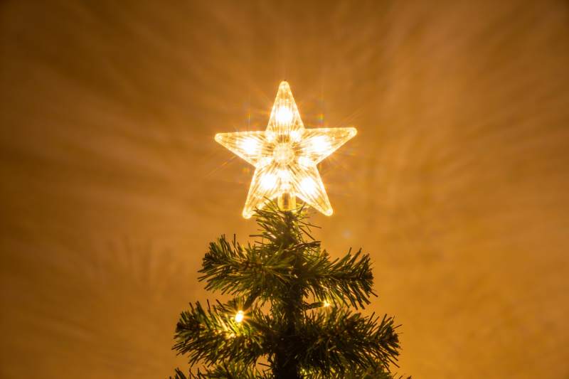圣诞树顶星形灯饰特写图片