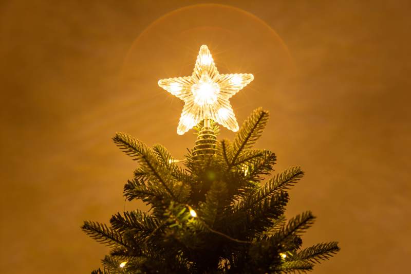 圣诞树顶星形灯饰特写图片
