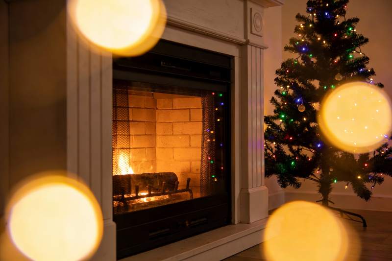 壁炉旁圣诞树温馨节日夜图片