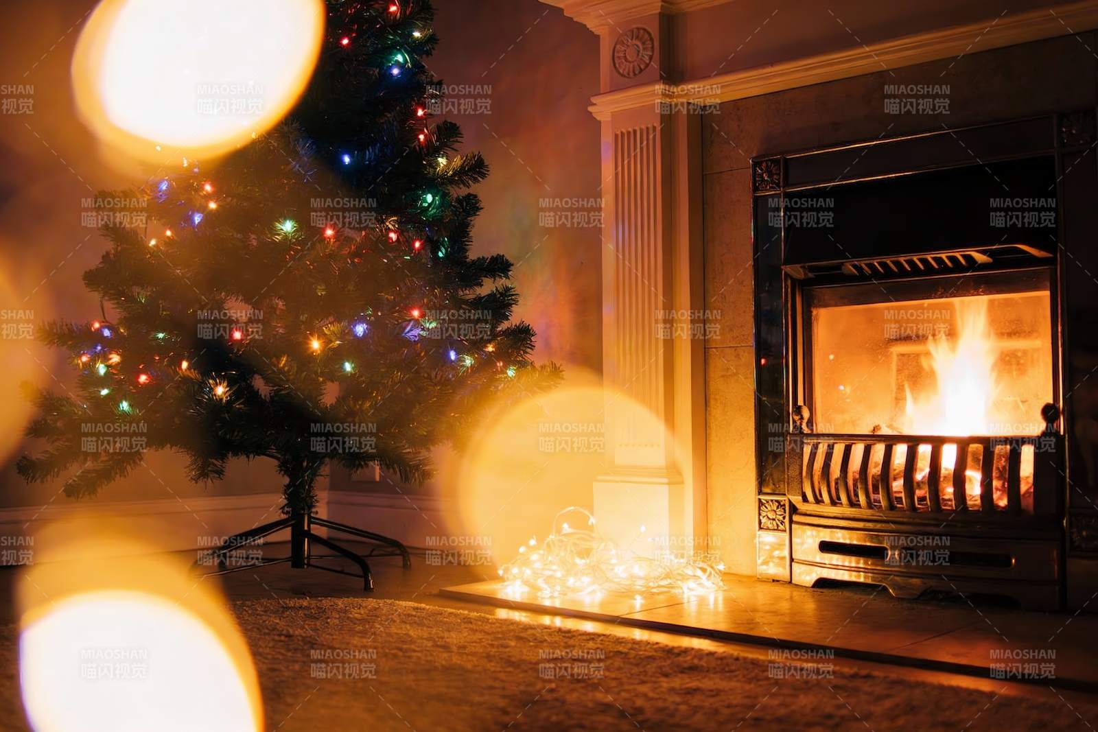 圣诞树旁壁炉温暖过节图片
