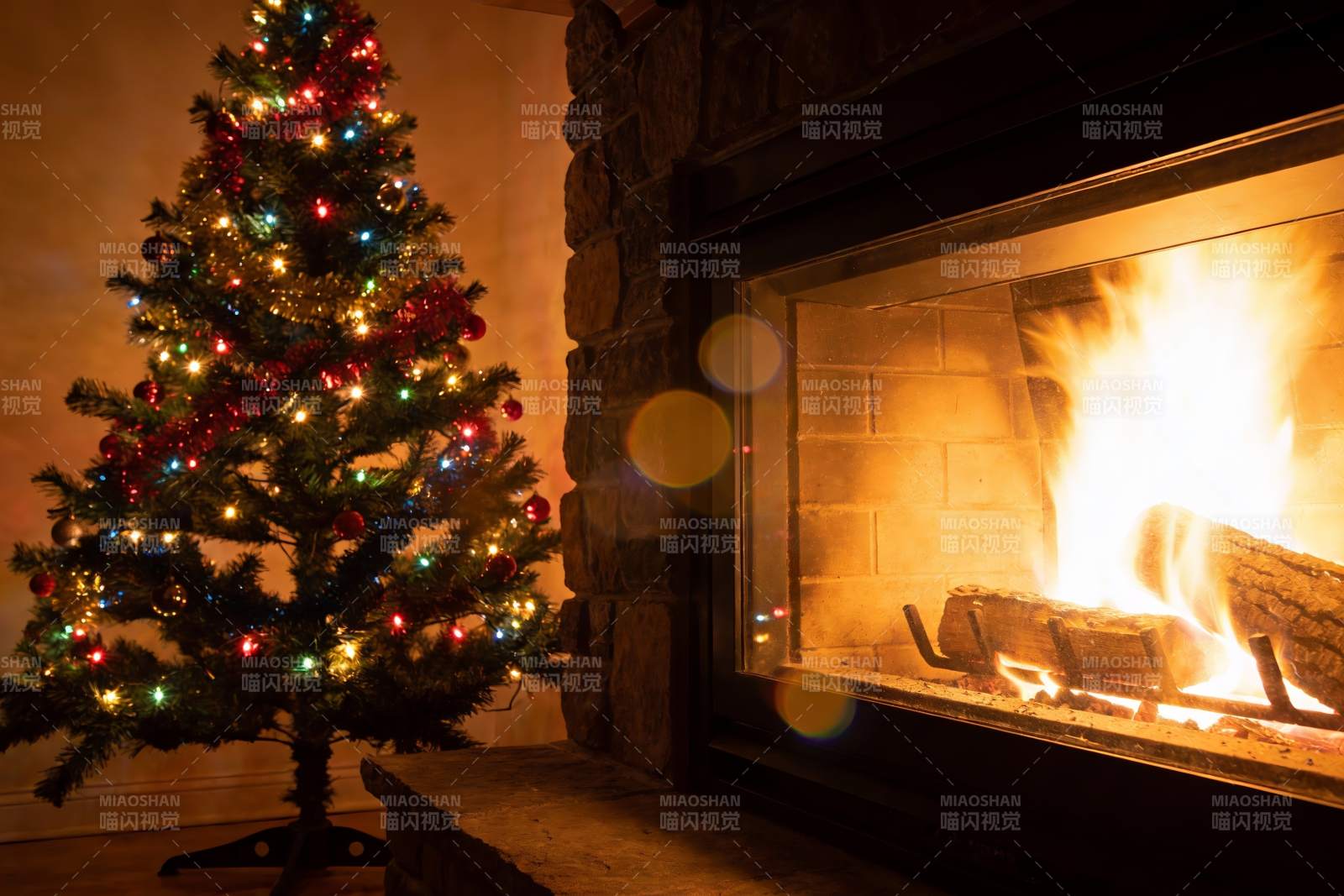 圣诞树旁壁炉火焰温暖场景图片