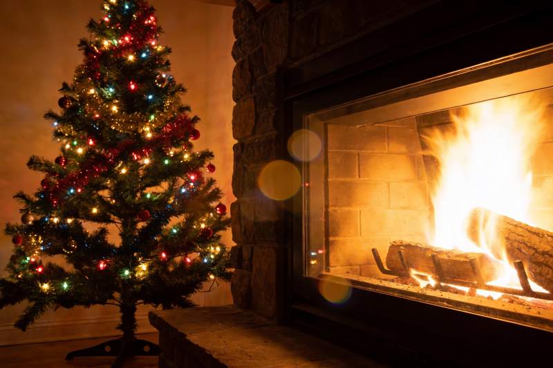 圣诞树旁壁炉火焰温暖场景图片