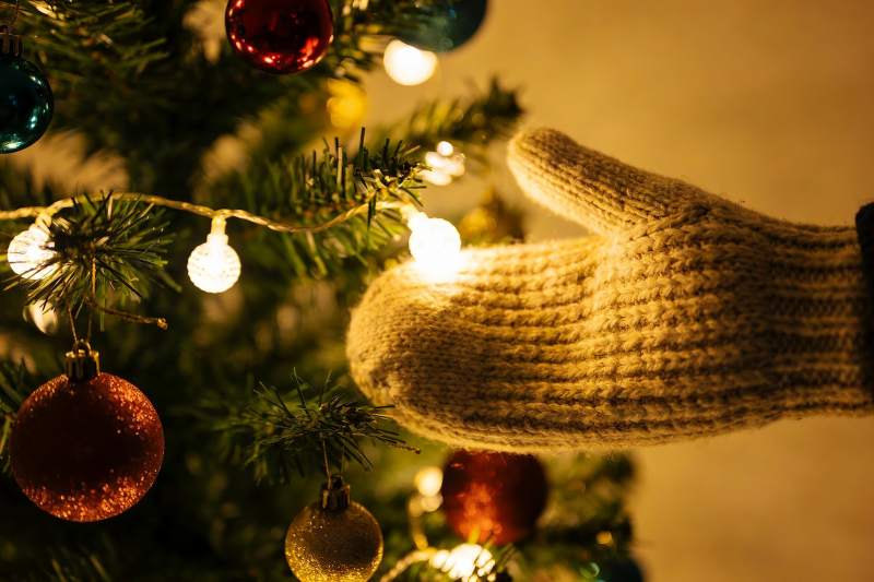圣诞树前的手套特写图片