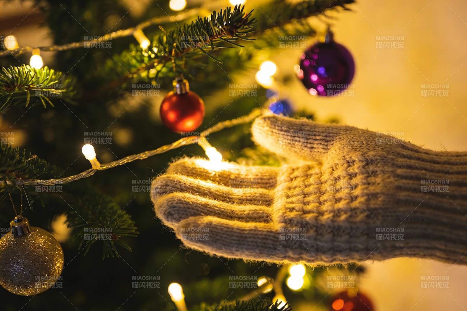 圣诞树前的手套特写图片