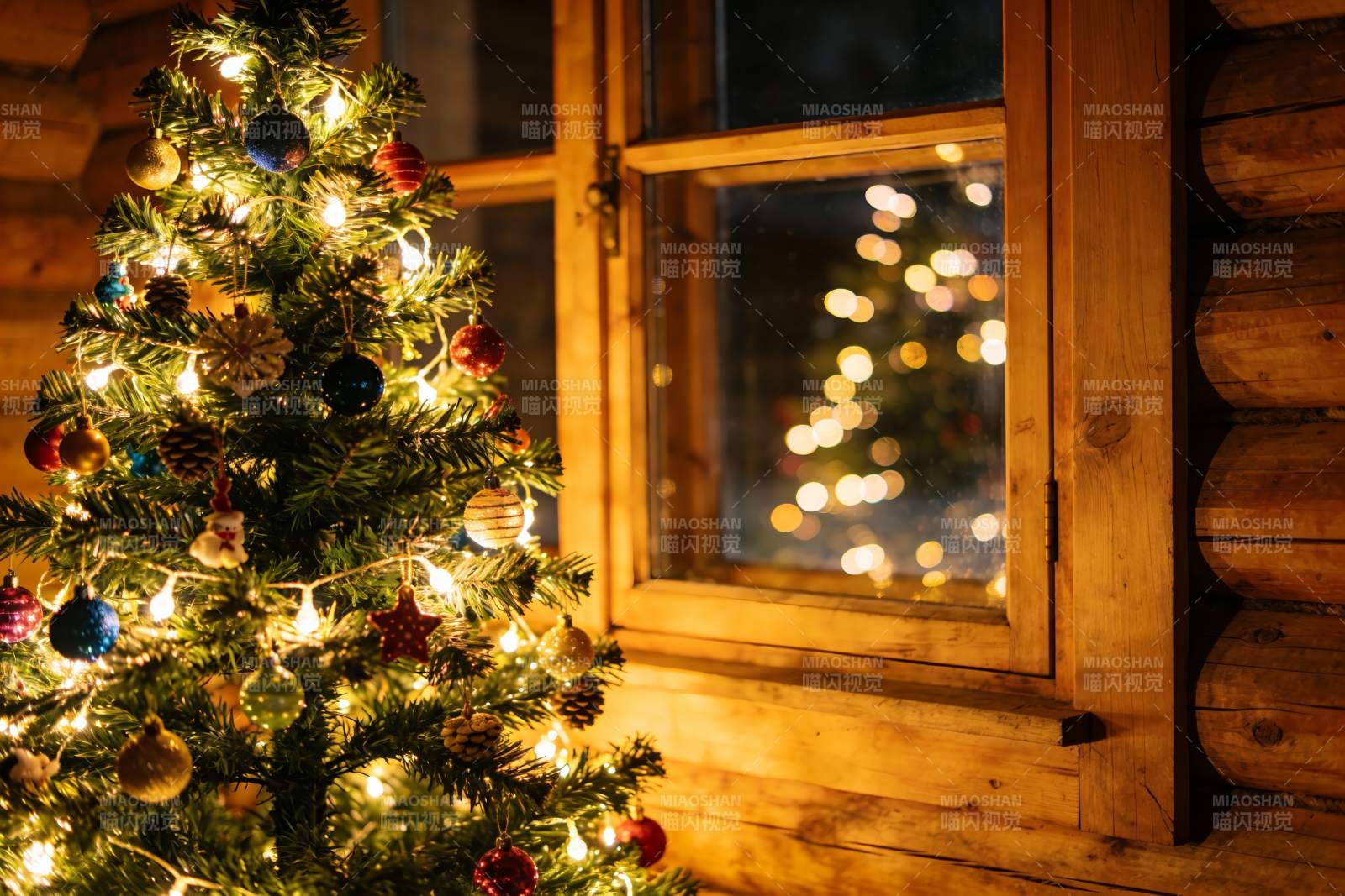 圣诞树窗光影辉映温馨夜图片