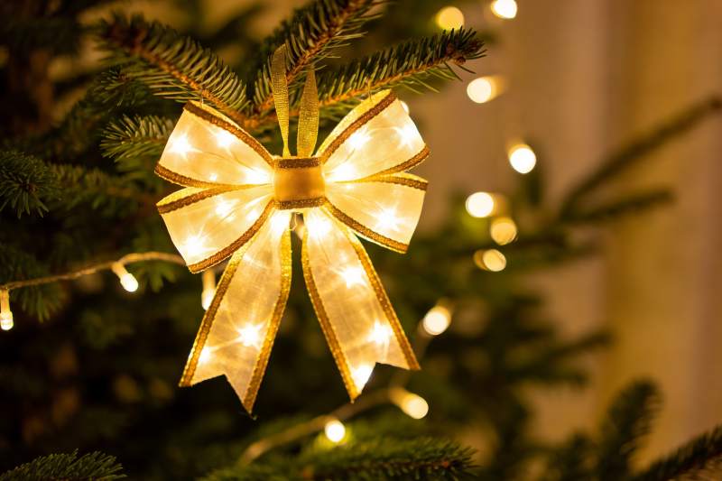 圣诞树上的金色蝴蝶结装饰图片