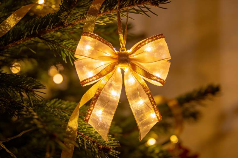 圣诞树上的金色蝴蝶结装饰图片