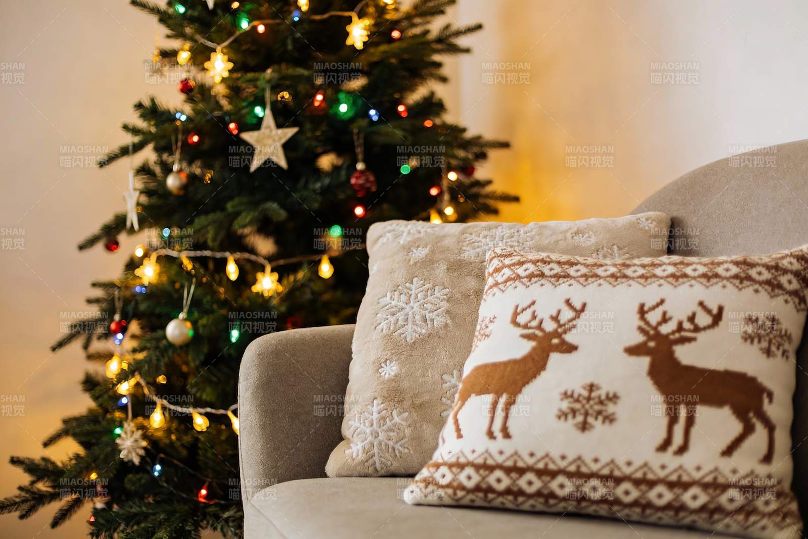 圣诞树旁的节日靠垫图片