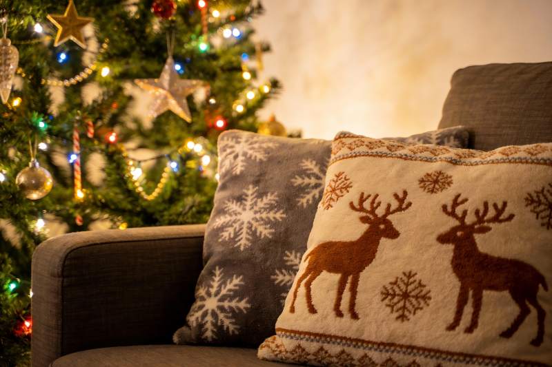 圣诞树旁的节日靠垫图片