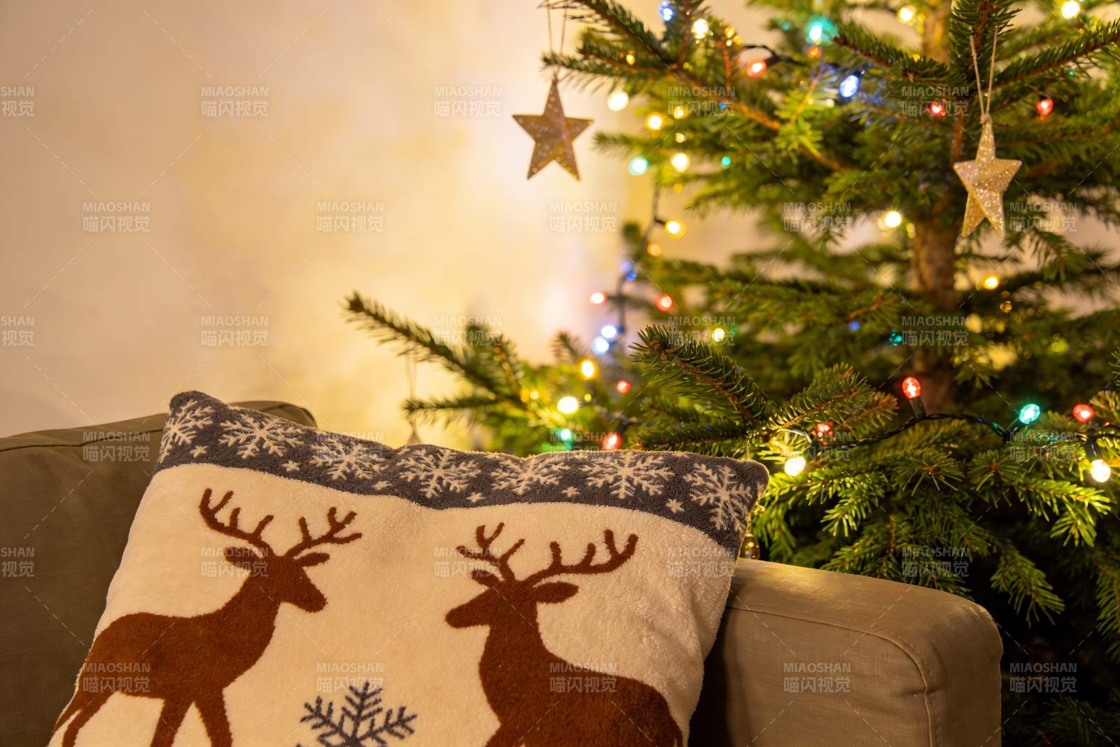 圣诞树旁的鹿纹抱枕温馨场景图片