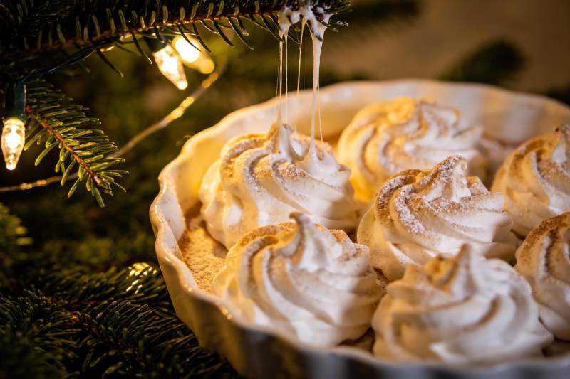 圣诞树旁的奶油甜点图片
