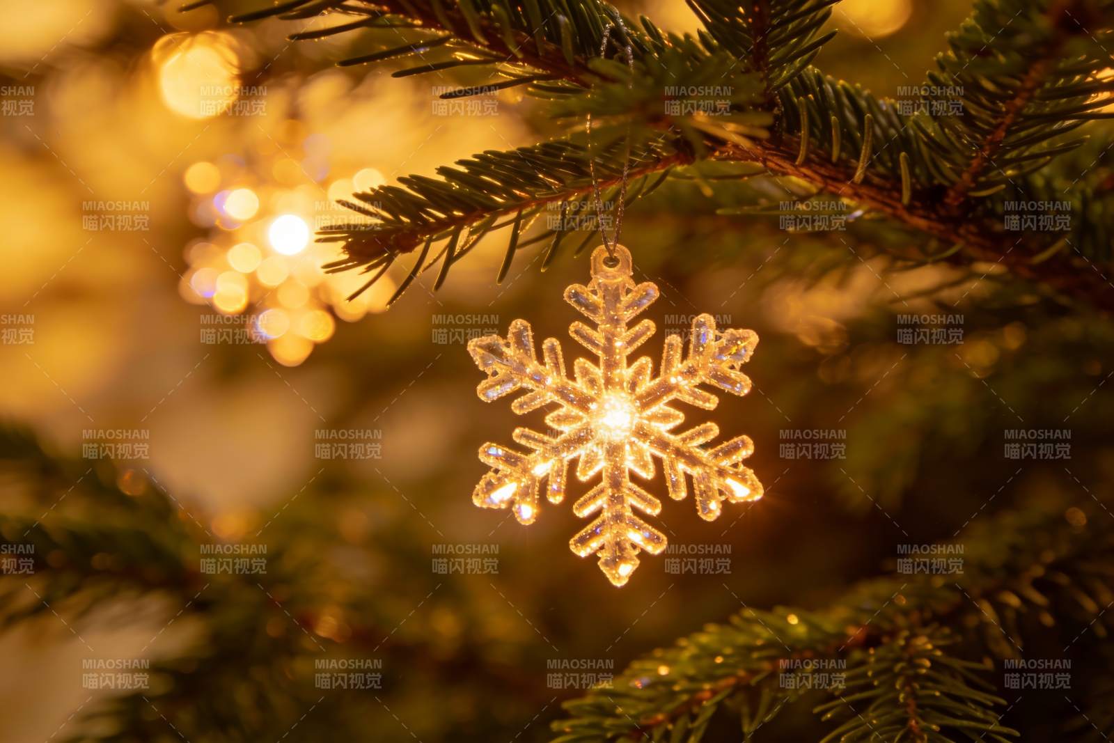 圣诞树上的雪花挂饰特写图片