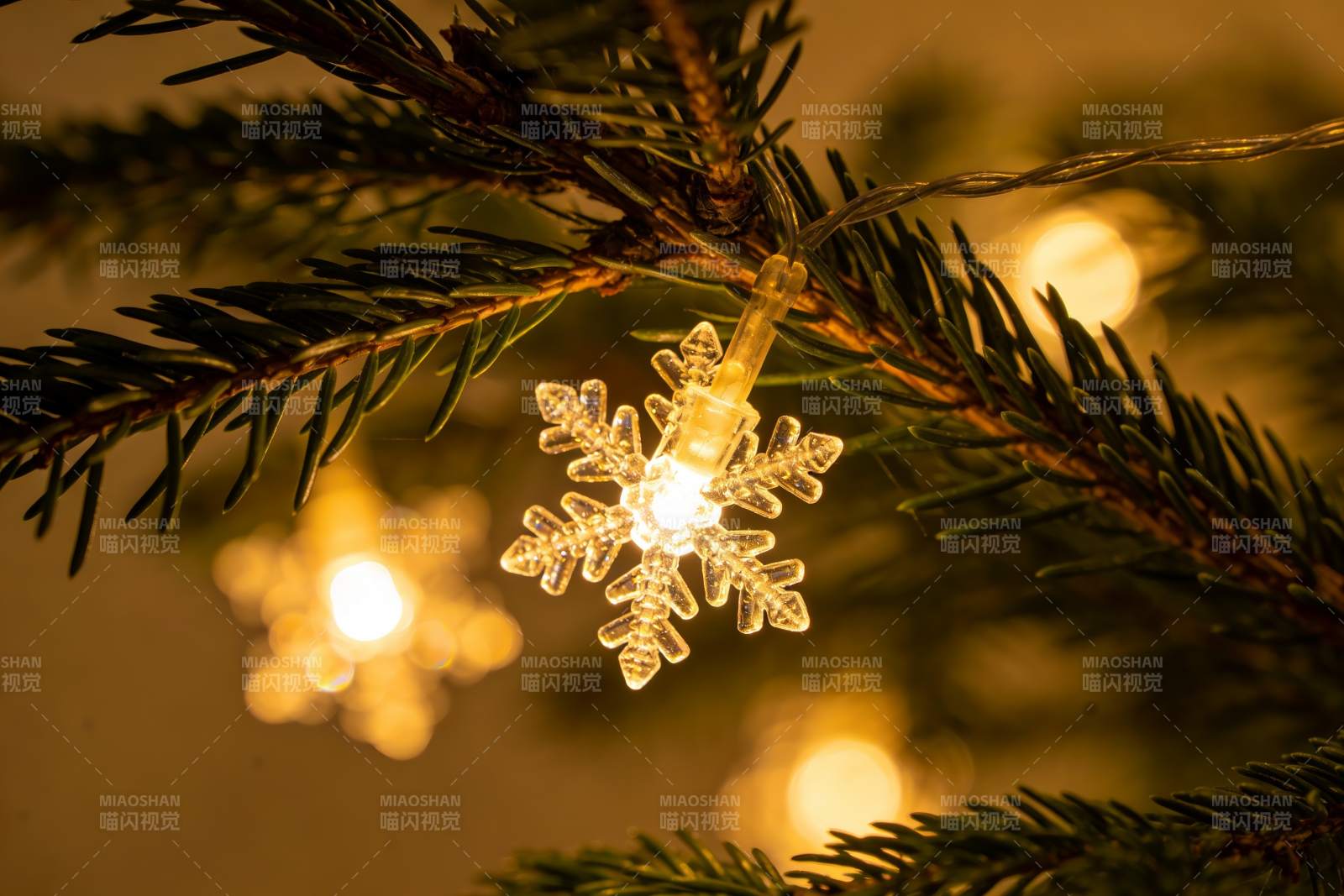圣诞树上的雪花灯饰特写图片