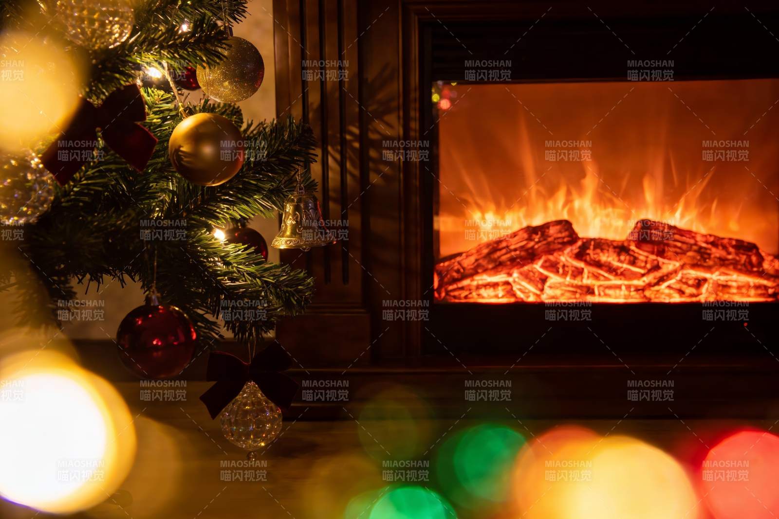 圣诞树旁壁炉火焰温暖图片