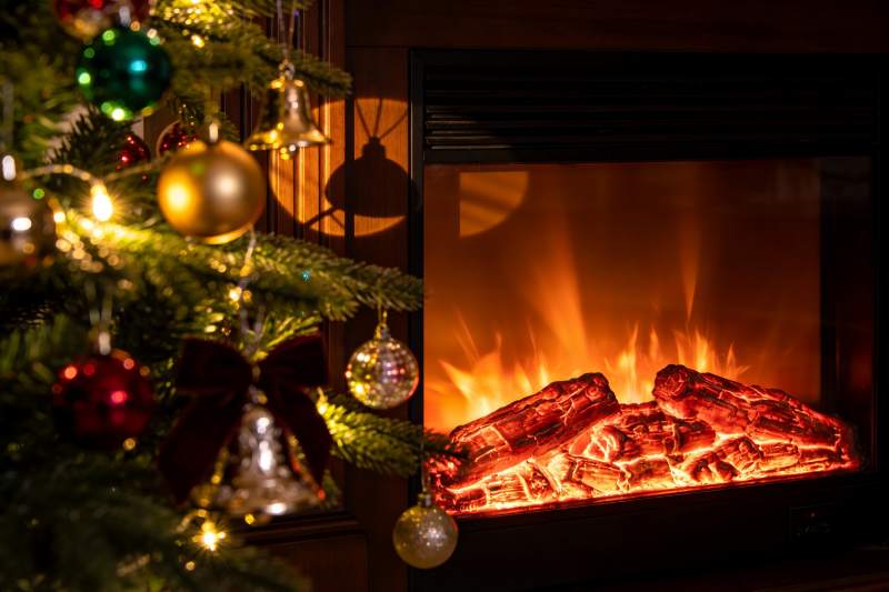 圣诞树旁的壁炉温暖场景图片