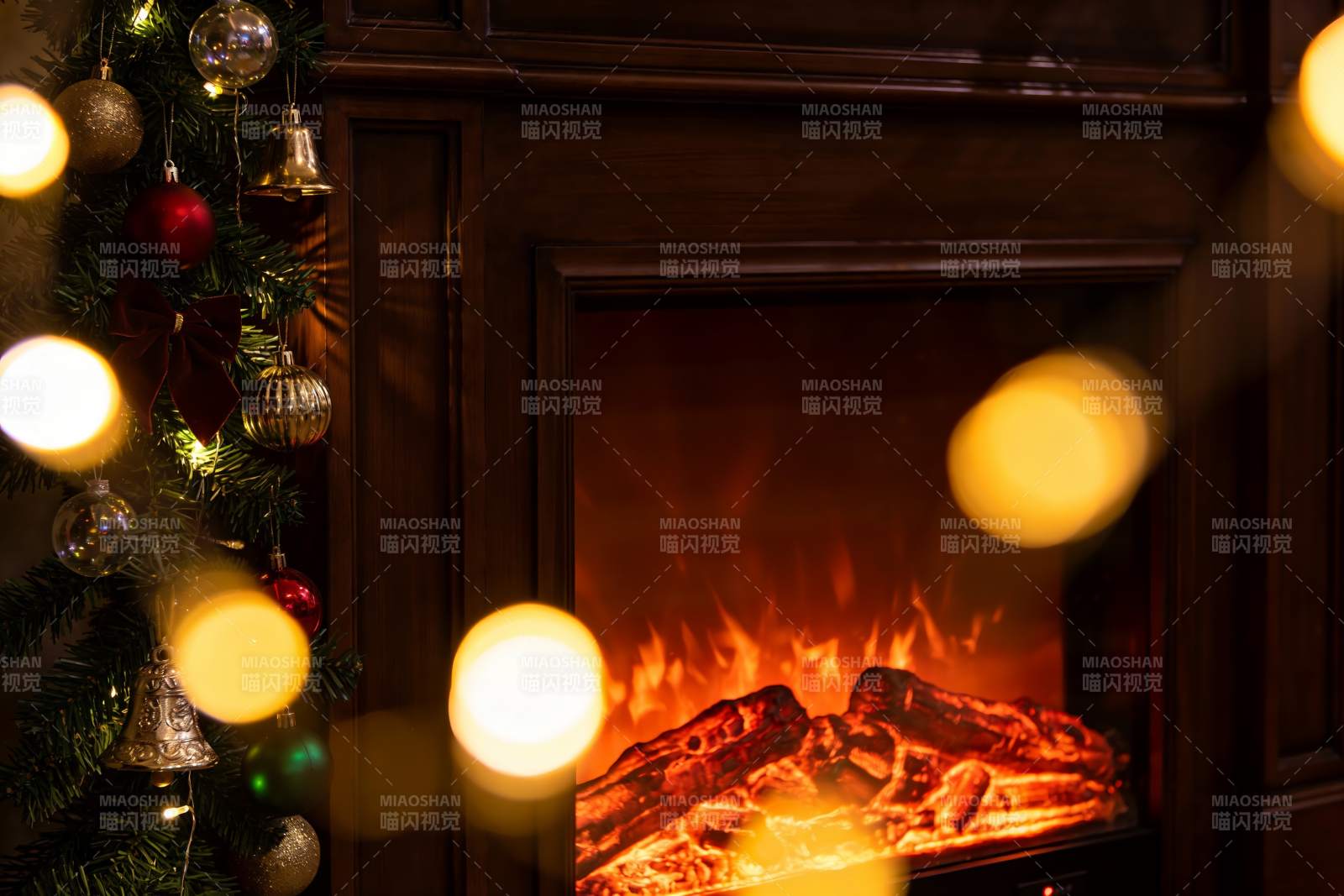 圣诞树旁的壁炉火焰图片