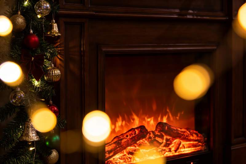 圣诞树旁的壁炉火焰图片