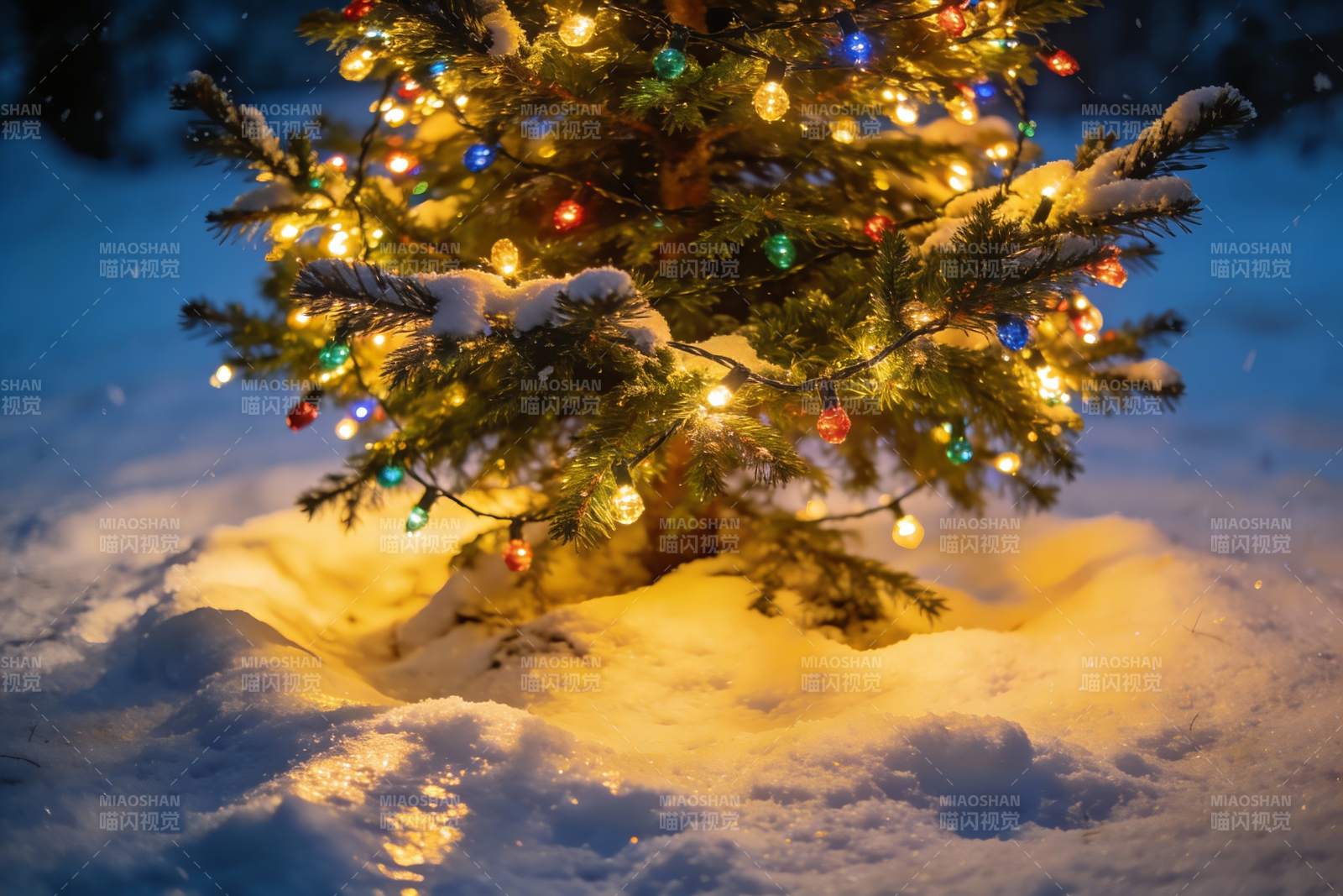 雪夜圣诞树灯光闪烁图片