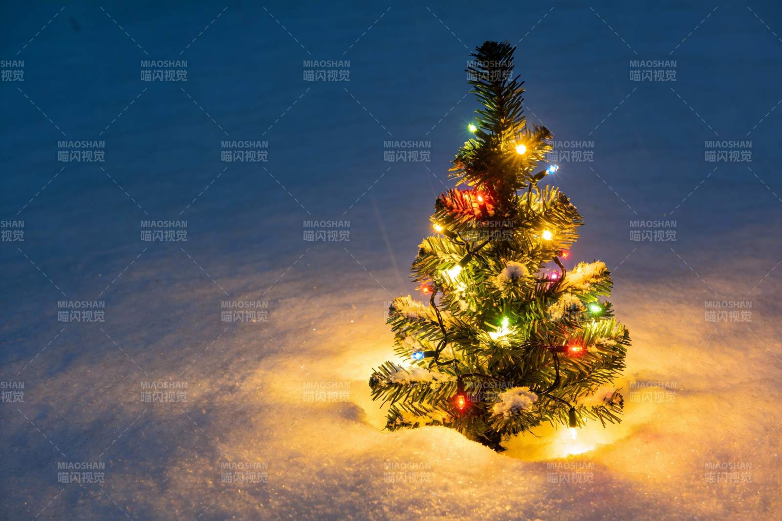 雪地圣诞树灯光闪烁图片
