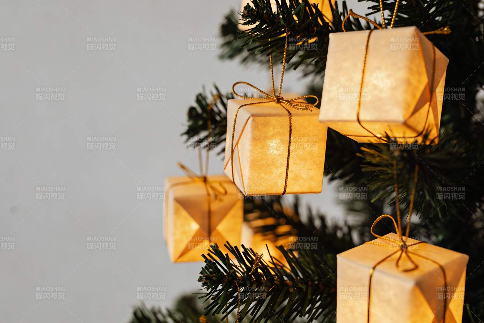 圣诞树上的发光礼盒装饰图片