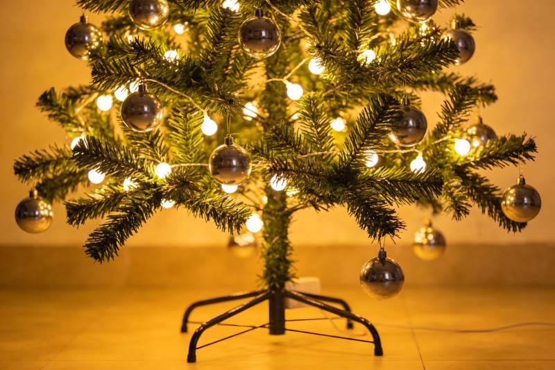 温馨圣诞树灯光闪烁图片