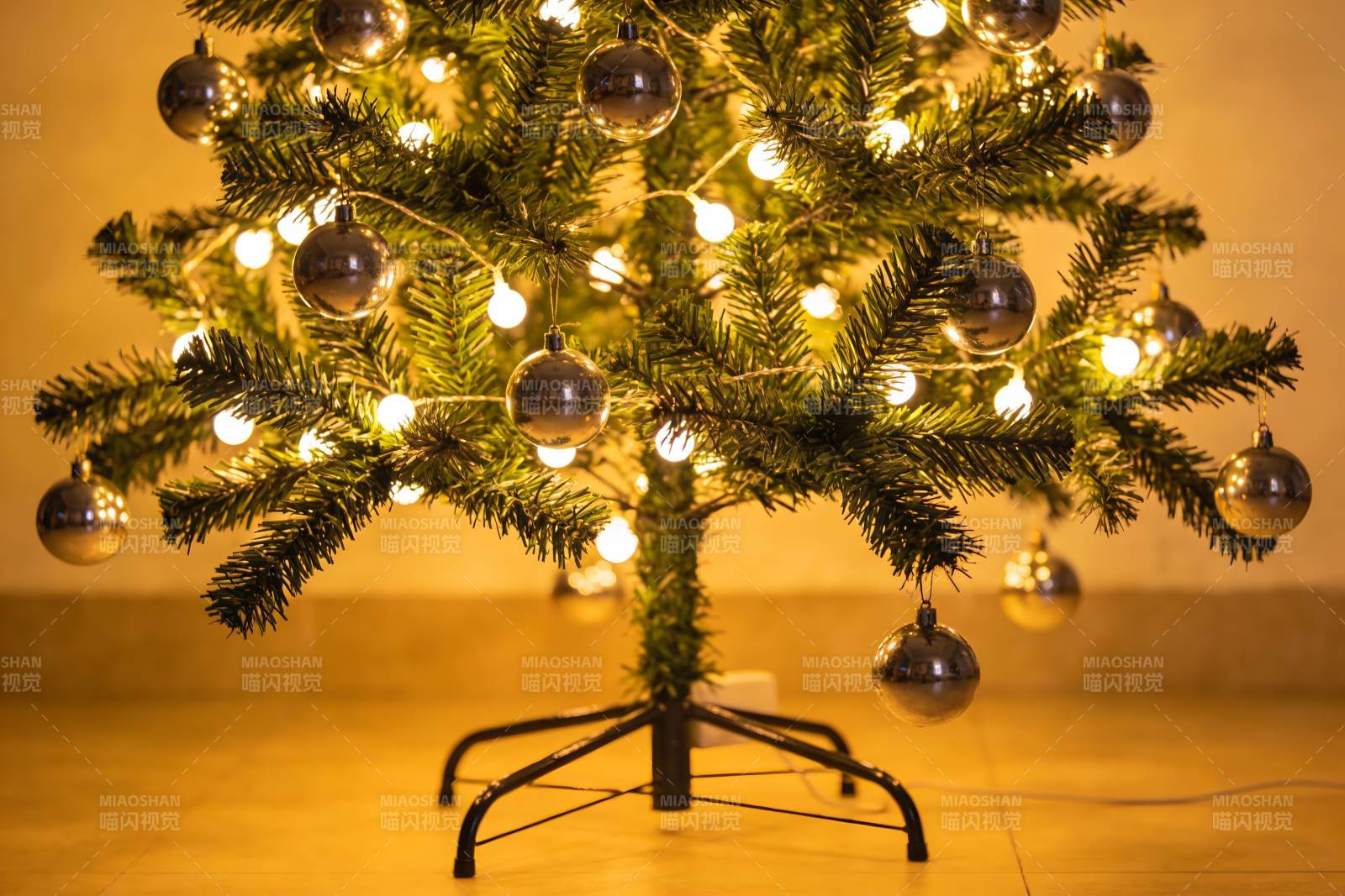 温馨圣诞树灯光闪烁图片