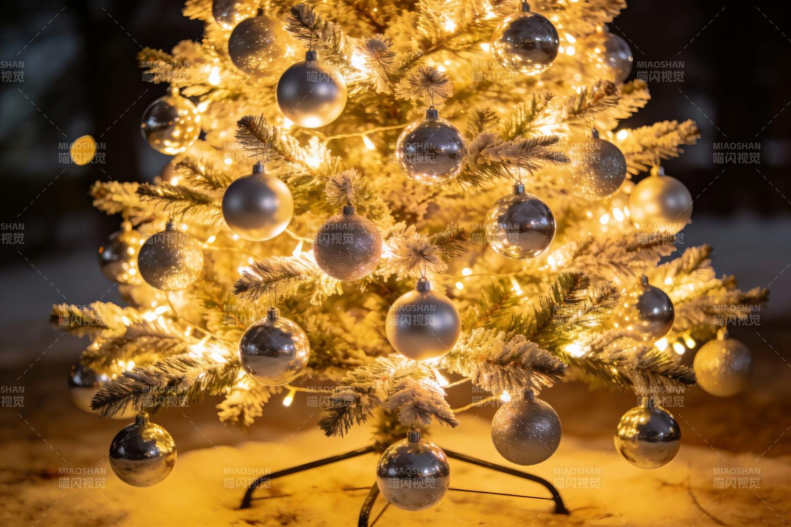 夜色中闪烁的圣诞树图片