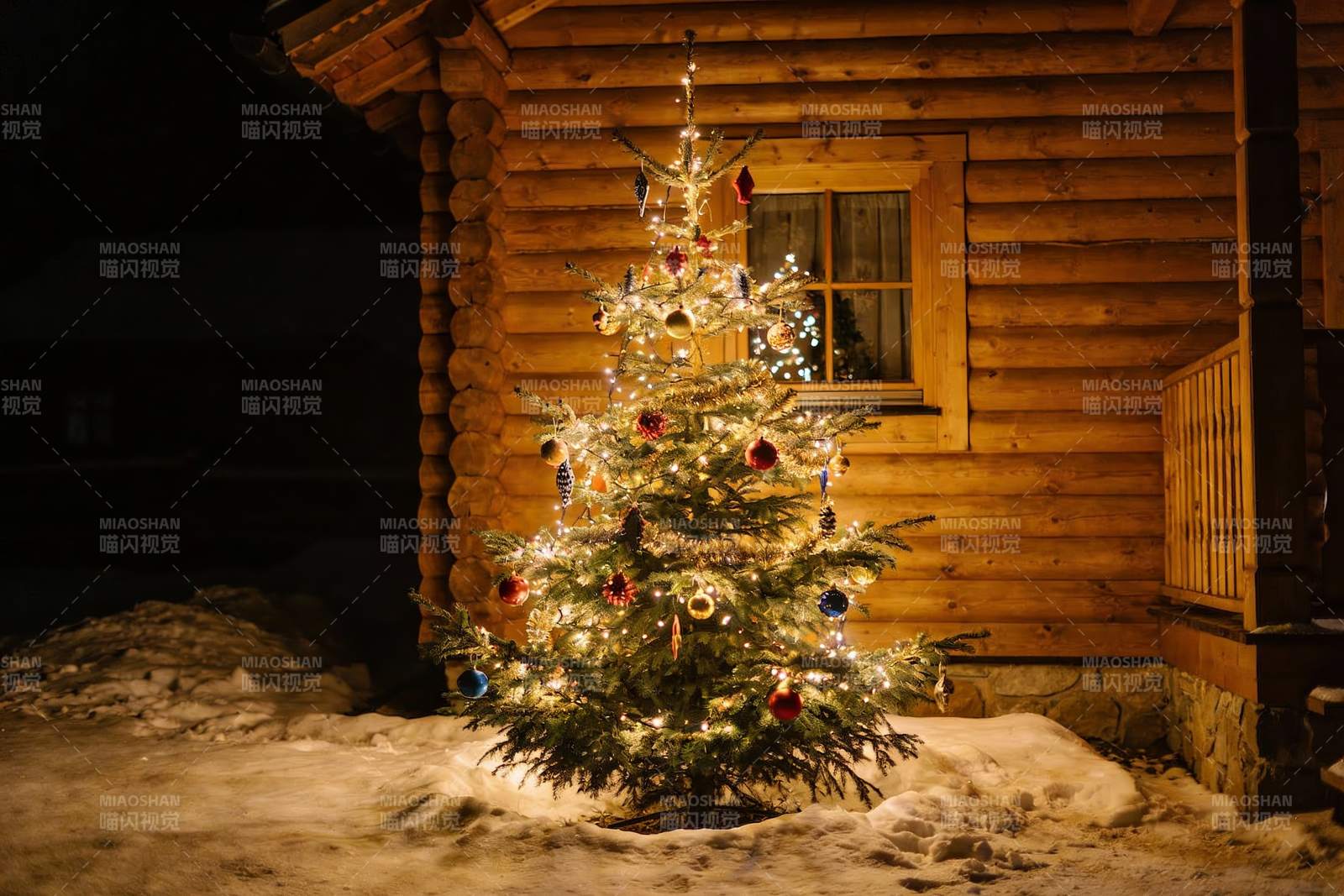 雪夜木屋前的圣诞树图片