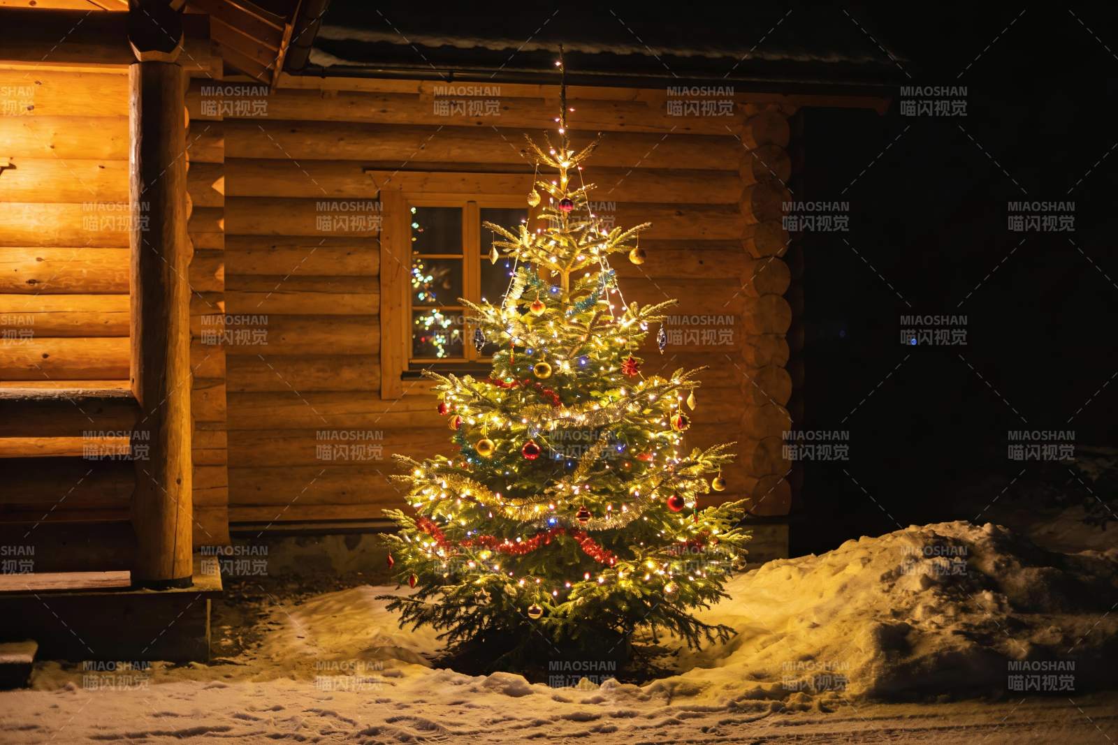 雪夜木屋前的圣诞树图片