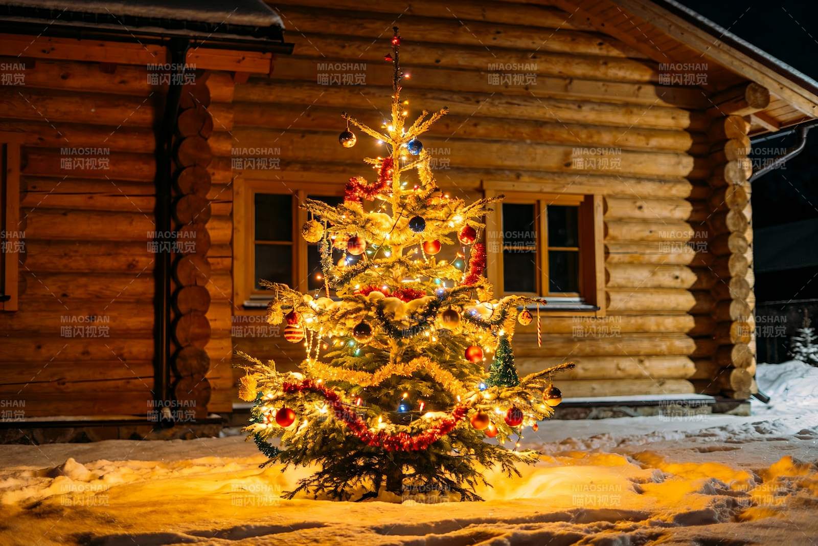 雪夜木屋前的圣诞树图片
