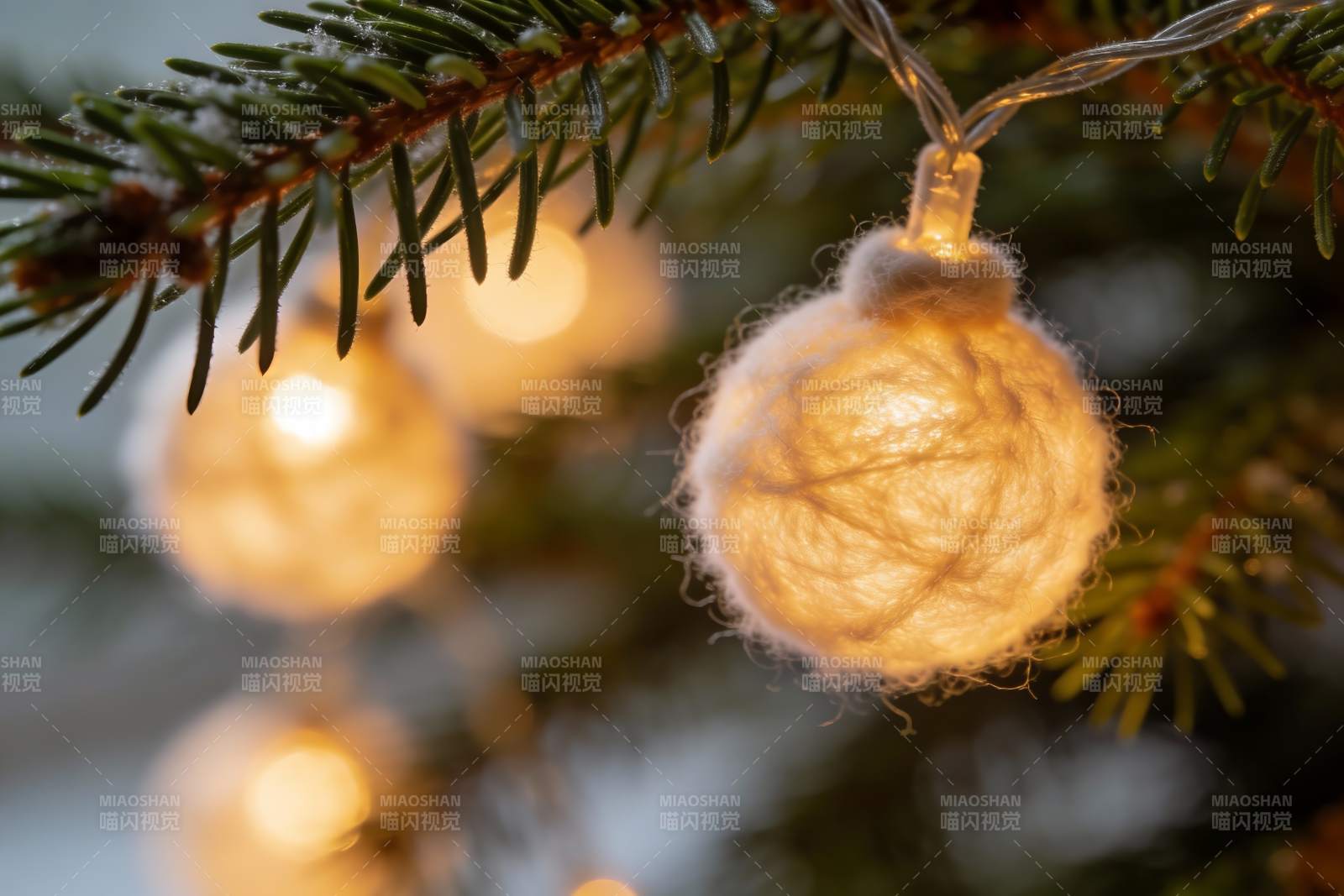 松枝挂灯温暖节日氛围图片