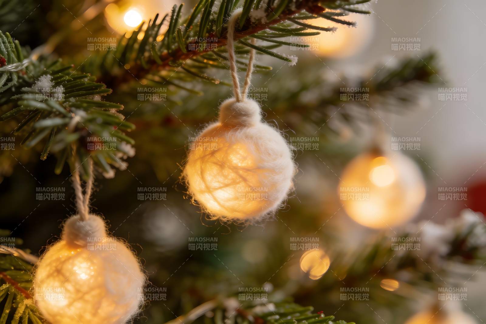 圣诞树上的温暖灯饰图片