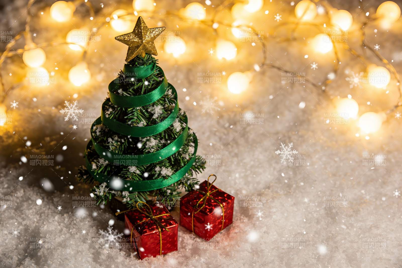 圣诞树与礼物盒雪景图片