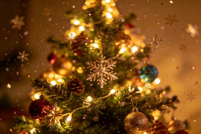 圣诞树灯光闪烁雪花飘落图片